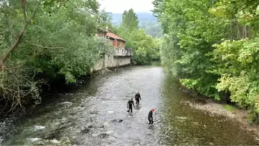 Otomobiliyle Dereye Uçan Polis, Arkadaşını Kurtarırken Akıntıya Kapılıp Öldü