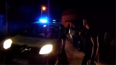 Adıyaman'da Polis Aracı Şüphelilerin Yakınları Tarafından Taşlandı