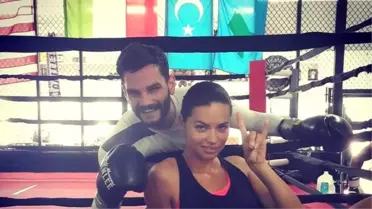 Adriana Lima Bozkurt İşareti Yaptı