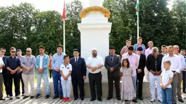 Macaristan'daki Türkler Bayramda Şehitliğe Koştu