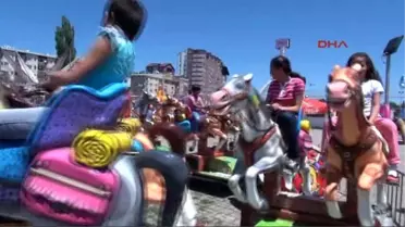 Sivas Sevgi Evleri'nde Kalan Çocuklar Lunaparkta Eğlendi