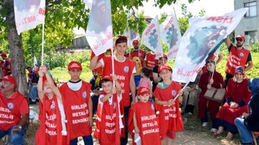 Kocaeli'de İşçilere Desteğe Giden Sendikacı ve İşçi Ailelerine Polis Barikatı