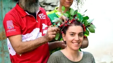 Köye Dönen Kızların Saçlarında Çiçekler Açtı