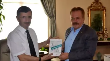 Mtso Başkanı Adnan Erbil Vali Bektaş'a Manisa Yatırım Rehberini Tanıttı