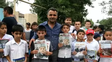 Yavuzaslan ve Paşayeva'dan Azerbaycanlı Öğrencilerle Kitap Hediyesi
