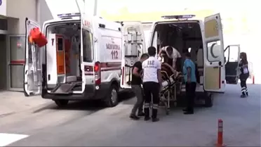Otomobil ile Traktör Çarpıştı: 5 Yaralı