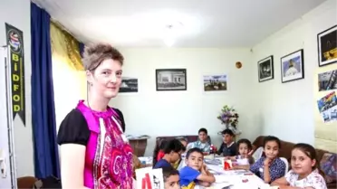Avustralya'dan Gelip Çocuklara Sanat Öğretti