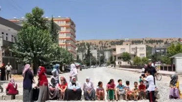 Asfalt İsteyen Mahalleli Caddeyi Trafiğe Kapattı