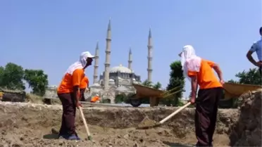 Selimiye Camii Bahçesindeki Kazı Çalışmasında Mahkumlar Çalışıyor