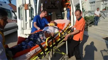 2 Otomobil Kafa Kafaya Çarpıştı: 3 Yaralı