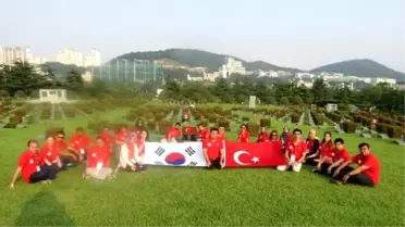 Gençlik Heyetinden Güney Kore'deki Türk Şehitliğine Ziyaret