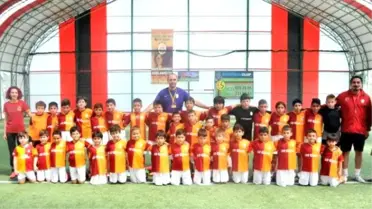 Hedefleri Galatasaray'da Yıldız Futbolcu Olmak