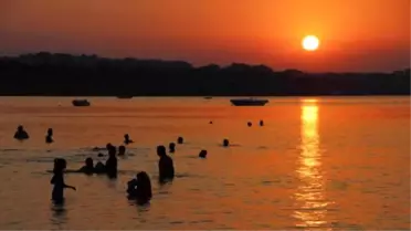 Antalya'da Sıcaktan Bunalanlar Sahilde Sabahladı
