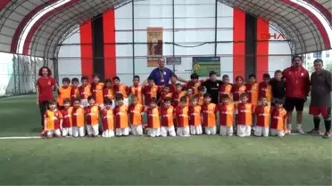 Hedefleri Galatasaray'da Yıldız Futbolcu Olmak