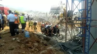 İzmir'de Yol İnşaatında İskele Çöktü: 4 İşçi Enkaz Altında