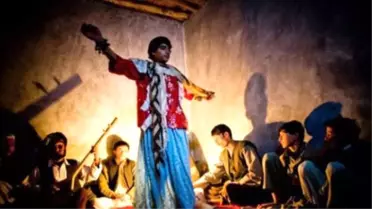 Bacha Bazi nedir ? Erkek çocukların kabusu Bacha Bazi