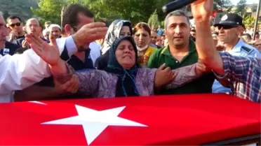 Şehit Annesi, Cenaze Töreninde 'Oğlumu Son Bir Kez Öpeyim' Diye Gözyaşı Döktü