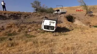 Adıyaman - Kamyonet ile Çarpışan Hafif Ticari Araç Devrildi: 4 Yaralı