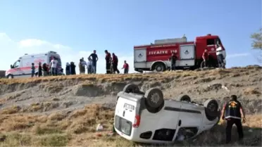 Kamyonet ile Çarpışan Hafif Ticari Araç Devrildi: 4 Yaralı