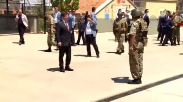 Davutoğlu, Dağ Hudut Karakolu'nu Ziyaret Etti
