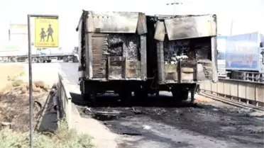 Silopi'de Yol Kesen PKK 2 TIR'ı Yaktı