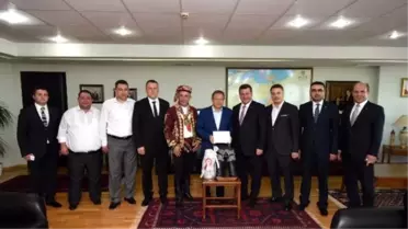 Er Meydanına Kırmızı Dipli Mum ile Davet