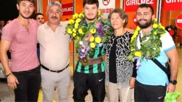 Şampiyon Güreşçi Omuzlarda
