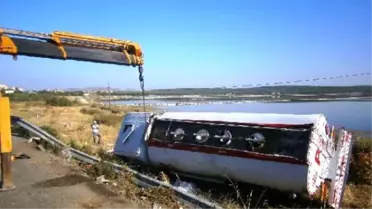 Devrilen Tankerden Dökülen 3.5 Ton Benzin Tuzlaya Karıştı