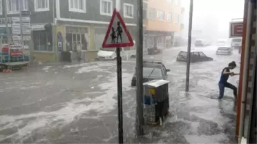 15 Dakikalık Dolu ve Yağmur Caddeleri Göle Çevirdi