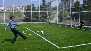 Başkan Ataç Personel ve Çocuklarla Top Oynadı