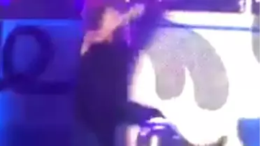 One Direction Grubunun Harry'si Sahnede Yere Düştü