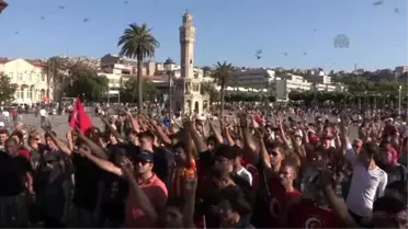 İzmir'de Teröre Tepki Yürüyüşü Düzenledi