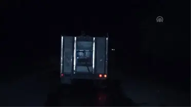 Yol Kesen Teröristler Bir TIR'ı Ateşe Verdi