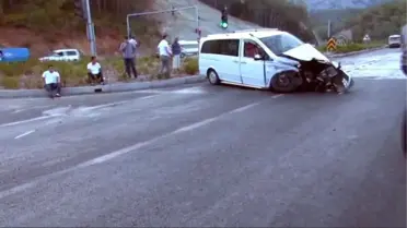 Kemer'de Trafik Kazası: 4 Yaralı