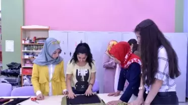 Kadınlar Hem Öğreniyor Hem de Tasarlıyor