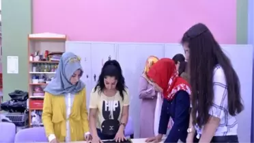 Tekstil Atölyesi'nde Kadınlar Hem Öğreniyor Hem Tasarlıyor