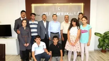 Muhtar Fen Lisesini Kazanan Çocuklara Altın Hediye Etti