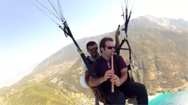 Görme Engelli Öğretmen Gökyüzünde Kaval Çalarak Uçtu