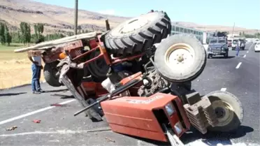 Van'da Traktör ile Tır Çarpıştı: 4 Yaralı