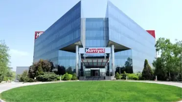 Hürriyet Binasına Tekbirli Taşlı Saldırı