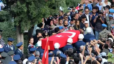 Acılı Anne Oğlunun Al Bayraklı Tabutuna Omuz Verdi