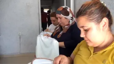 Kızı ve Geliniyle Ürettiklerini Yurt Dışına Satıp Köşeyi Dönüyor