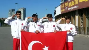 Bakan Kılıç, Milli Boksörlerleri Tebrik Etti