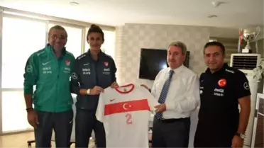 Taşkesenligil'e Anlamlı Hediye