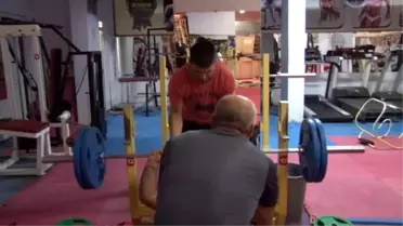Engellerini Halterle Aşıyorlar