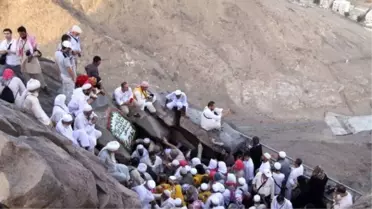 Hira Mağarası Hacıları Duygulandırıyor