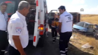 Otomobil ile Tır Çarpıştı: 5 Yaralı