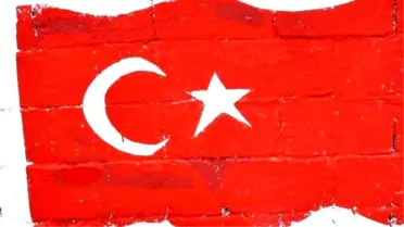 Teröre Tepki Gösteren Vatandaş Evinin Bahçesine Türk Bayrağı Çizdi