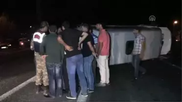 Minibüs ile Otomobil Çarpıştı: 16 Yaralı