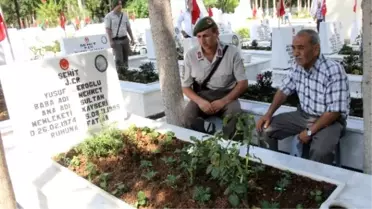 Şehidin Ailesi 18 Yıldır Şehitlikte Bayramlaşıyor